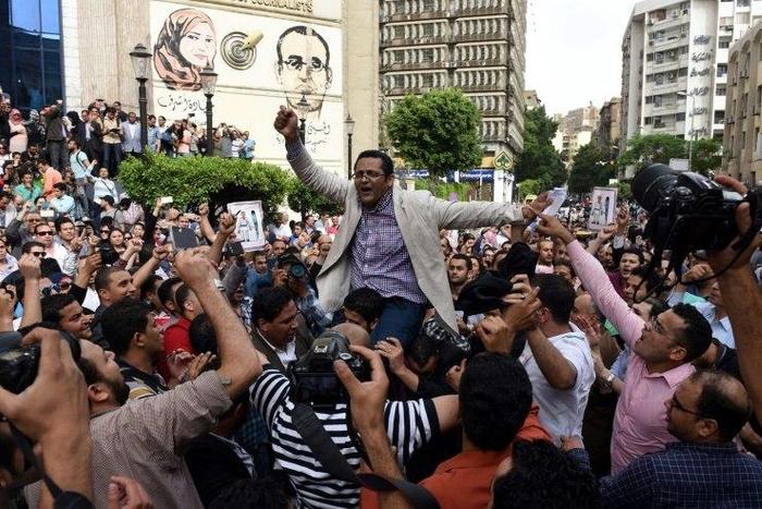 Editor Khaled Elbalshy (C), pictured at a demonstration in Cairo on May 4, 2016, told AFP he submitted a complaint to the Egyption Journalists' Union demanding to know why and under what authority Al-Bedaya, along with other news sites, was blocked