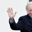 Former US senator Joe Lieberman drops out of contention to lead the FBI, pointing to potential conflicts of interest in the probe into Russian political meddling.