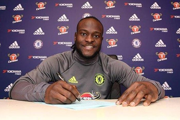 Victor Moses signs new Chelsea contract
