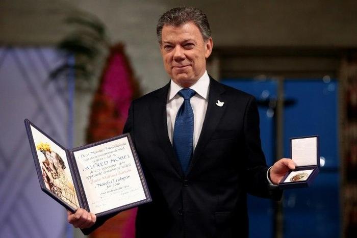 Nobel Peace Prize winner Colombian President Juan Manuel Santos poses with his award in Oslo on December 10, 2016