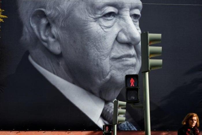 The Portuguese Socialist Party displayed a huge portrait of ex-leader Mario Soares outside their Lisbon headquarters, one day after his death on January 7, 2017