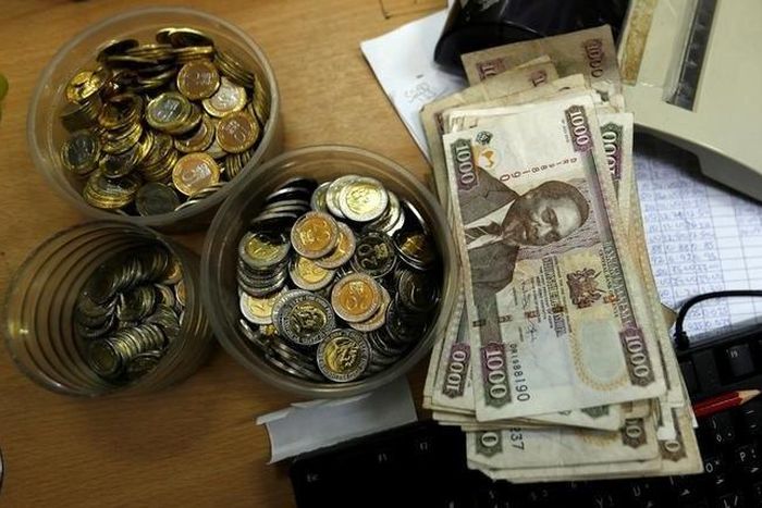 Kenya shilling coins and notes are pictured inside a cashier's booth at a forex exchange bureau in Kenya's capital Nairobi, April 20, 2016. REUTERS/Thomas Mukoya