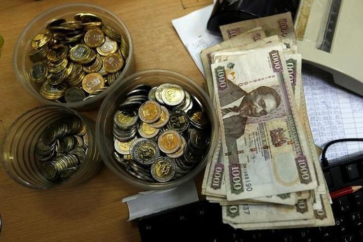 Kenya shilling coins and notes are pictured inside a cashier's booth at a forex exchange bureau in Kenya's capital Nairobi, April 20, 2016. REUTERS/Thomas Mukoya?
