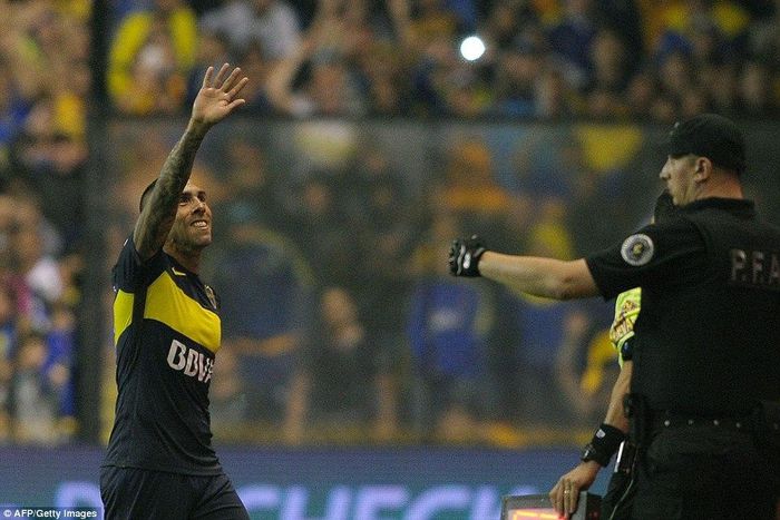 Carlos Tevez waves farewell to Boca Juniors ahead of Chine move