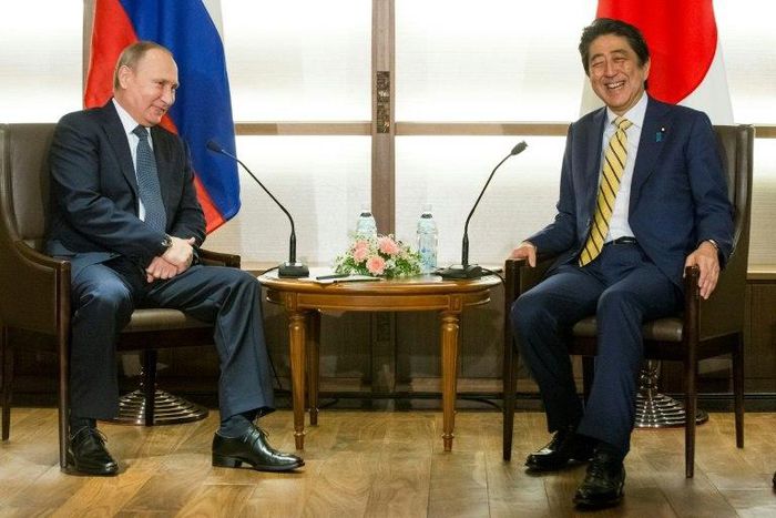 Japanese Prime Minister Shinzo Abe and Russian President Vladimir Putin at the start of a summit meeting in the Japanese city of Nagato on December 15