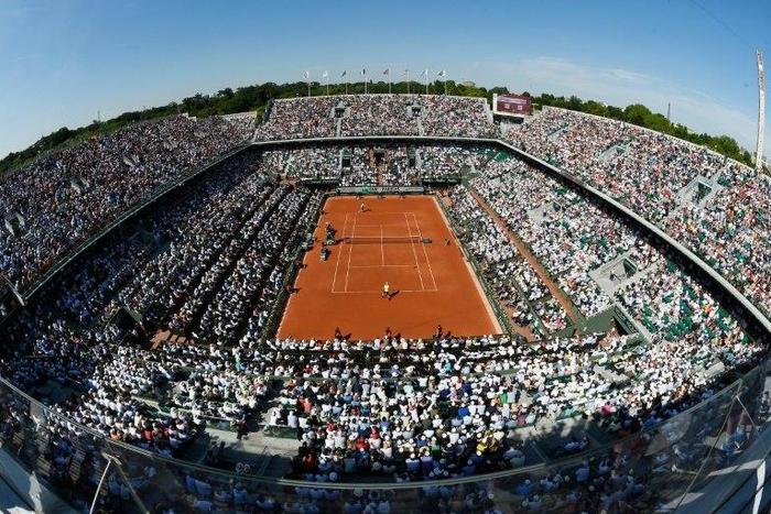 Andy Murray plays against Rafael Nadal during at the Roland Garros stadium in Paris on June 6, 2014