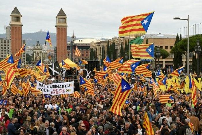 Pro-independence demonstrators hold flags during a demonstration in Barcelona on November 13, 2016 against Spain's use of the courts to stop Catalonia's pro-independence aspirations