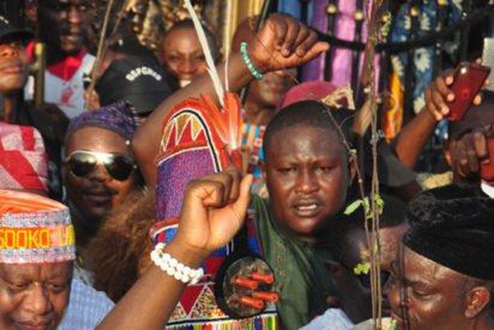 Ooni wearing the Aare crown