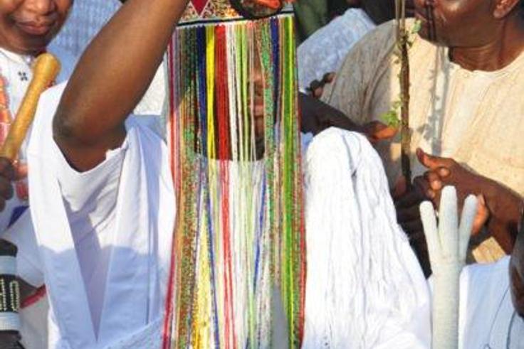 Ooni wearing the Aare crown