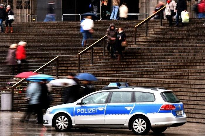 Police in Germany arrested an intelligence official suspected of planning to bomb his agnecy's headquarters in Cologne