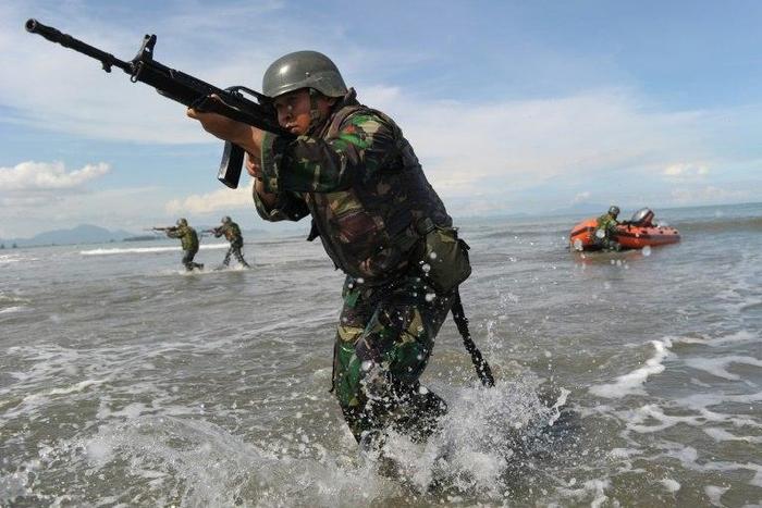 Indonesian commandos on exercise in Aceh -- military cooperation with Australia has been suspended