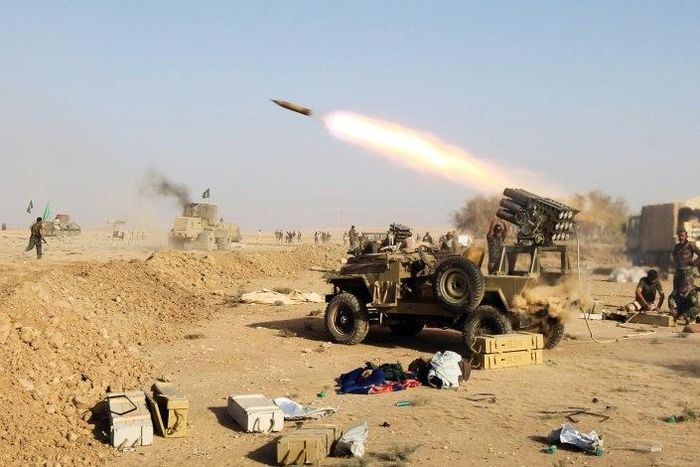 Shiite fighters from the Hashed al-Shaabi launches missiles on the village of Salmani, south of Mosul, on October 30, 2016