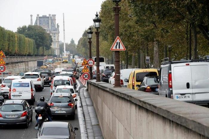A study looked at six million adults between 2001 and 2012 and found those living less than 50 metres (yards) from a busy road had a seven percent higher incidence of dementia