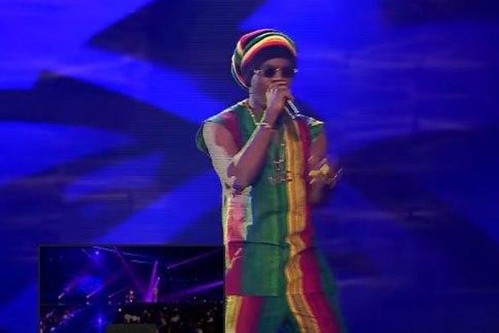 Patoranking performing at the MAMA 2016.