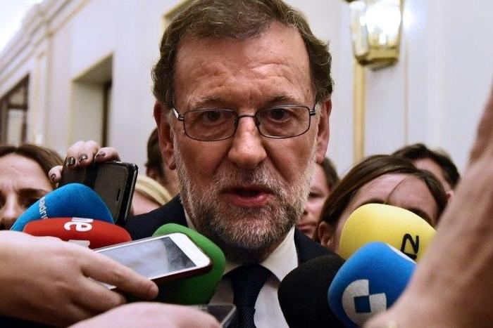 Mariano Rajoy speaks to journalists after being re-elected during the parliamentary investiture vote for a prime minister, at the Spanish Congress (Las Cortes) on October 29, 2016, in Madrid