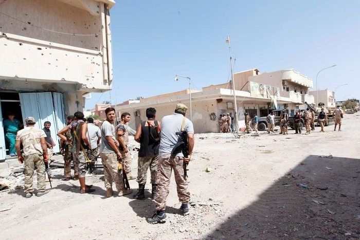 Fighters from Libyan forces allied with the U.N.-backed government take position during a battle with Islamic State militants in Sirte, Libya September 22, 2016.