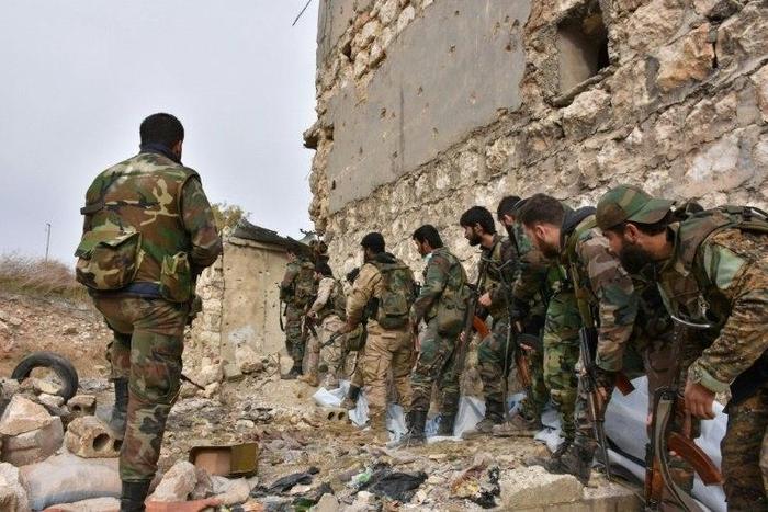 Syrian pro-government troops hold a position in Aleppo's eastern Karm al-Jabal neighborhood as they advance towards al-Shaar neighbourhood on December 5, 2016 during their offensive to retake Syria's second city
