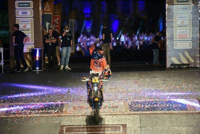 Australian biker Toby Price broke his left leg after tumbling off his KTM motorbike after 371km of the fourth stage of the 2017 Dakar Rally