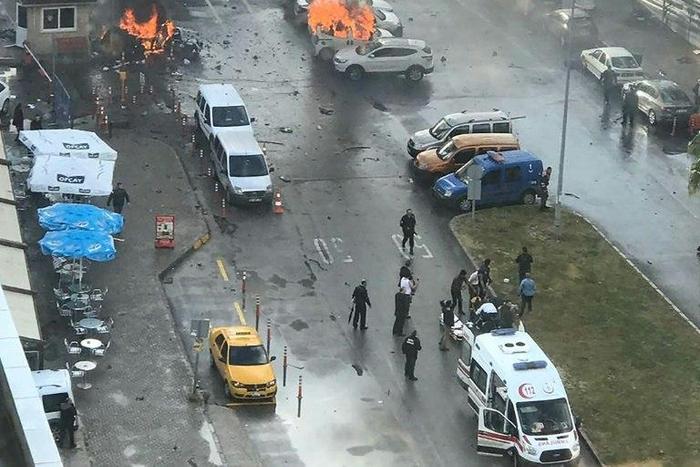 Cars burn in the street at the site of an explosion in front of the courthouse in Izmir, western Turkey on January 5, 2017