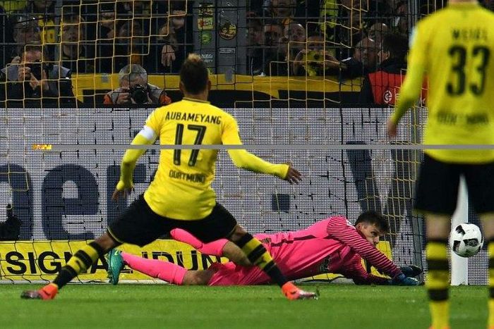 Dortmund's Pierre-Emerick Aubameyang shoots a penalty against Hertha's Norwegian goalkeeper Rune Jarstein during a Bundesliga football match in Dortmund, western Germany on October 14, 2016