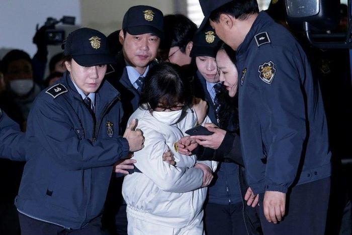 South Korean lawmakers have made fresh efforts to question Choi Soon-sil (C), the jailed confidante of President Park Geun-hye