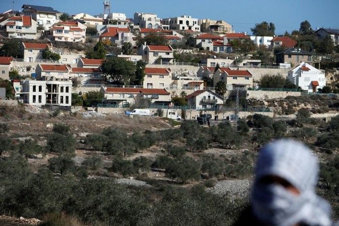 A Palestinian protester in front of the Israeli settlement of Qadumim (Kedumim) on December 9, 2016 during clashes with Israeli security forces following a demonstration against the expropriation of Palestinian land