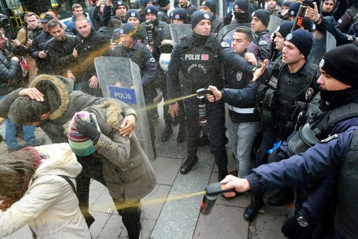 Turkish policemen spray tear gas at protestors who tried to demonstrate in Ankara on November 30, 2016, after 12 people, most of them young schoolgirls, were killed in a fire that ravaged a dormitory