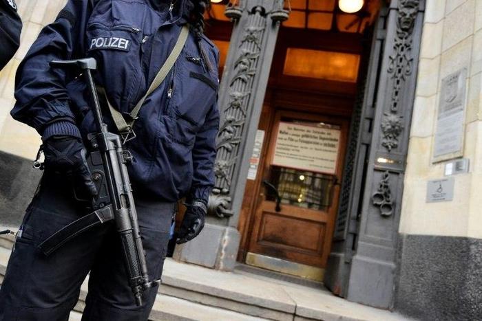 Policemen secure the area in front of Berlin's Supreme Court where the trial against alleged Islamic State jihadist, Shaas Al Mohammad, was beginning on January 4, 2017