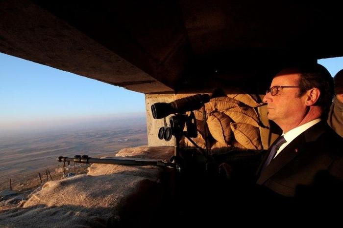 French President Francois Hollande looks at Islamic State-held territory as he visits a military outpost on the outskirts of the northern city of Mosul, on January 2, 2017