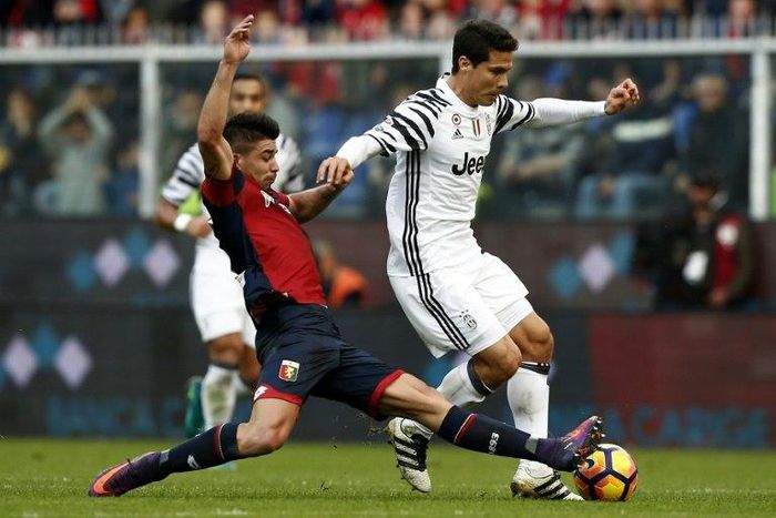 Genoa's forward Giovanni Simeone (L) vies for the ball with Juventus' Brazilian midfielder Anderson Hernanes during the Italian Serie A football match between Genoa and Juventus on November 27, 2016