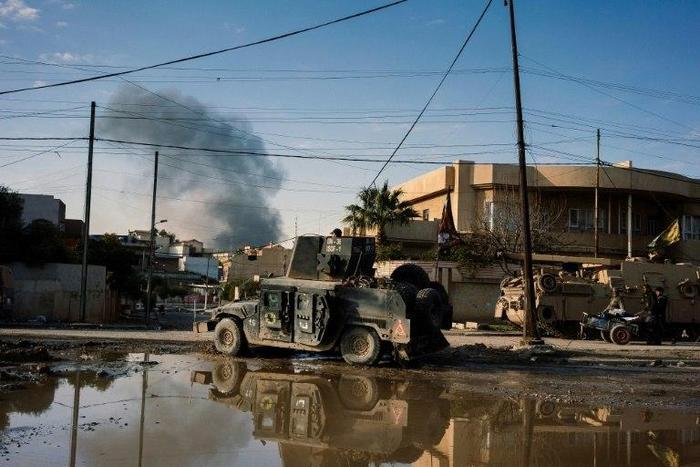 Iraqi special forces advance through Mosul's Al-Zahraa neighbourhood during an ongoing military operation against the Islamic State (IS) group on January 7, 2017
