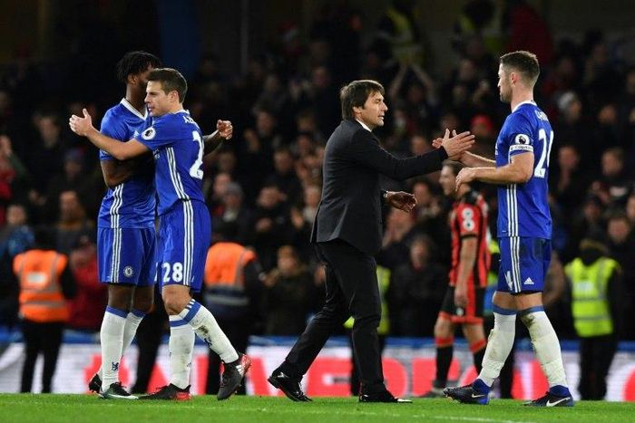 Chelsea's head coach Antonio Conte (2R) shakes hands with Chelsea's defender Gary Cahill (R) at the end of the English Premier League football match against December 26, 2016