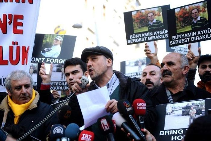Turkish journalist Ahmet Sik (C) has been detained on accusations of making "terror propaganda" and denigrating the Turkish Republic, the judicial authorities and police