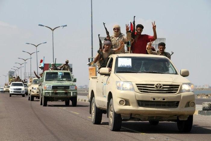 Yemeni fighters from the separatist Southern Movement, loyal to the government forces, arrive for a rally on October 13, 2016, in the southern city of Aden