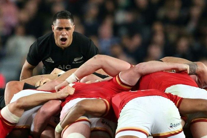 The All Blacks were forced to discipline half-back Aaron Smith over a tryst with a mystery woman in a toilet cubicle at Christchurch Airport