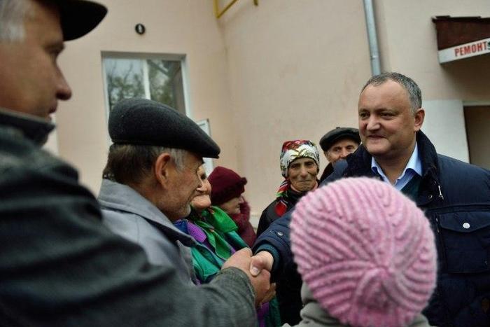 Moldovan Socialist Party presidential candidate Igor Dodon (R) has vehemently advocated against turning toward Europe