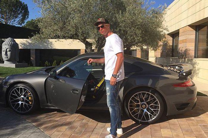 Cristiano Ronaldo shows off his Porsche 911 Turbo S again