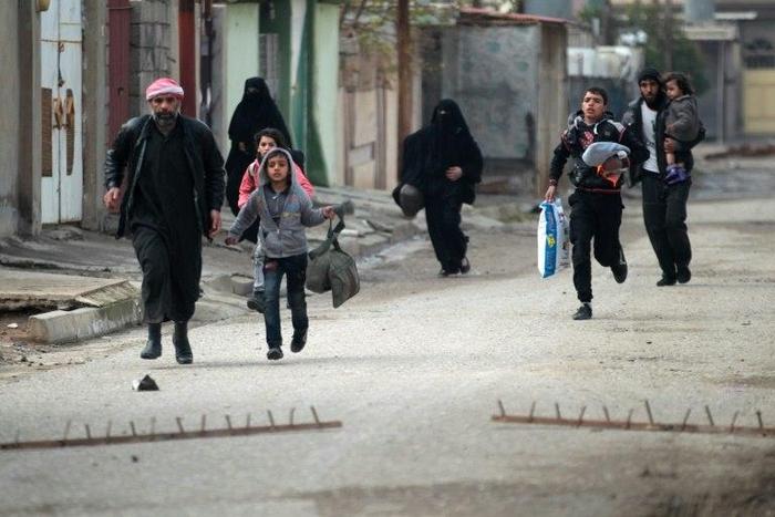 Iraqi civilians flee Mosul's eastern Al-Intisar neighbourhood on December 31, 2016