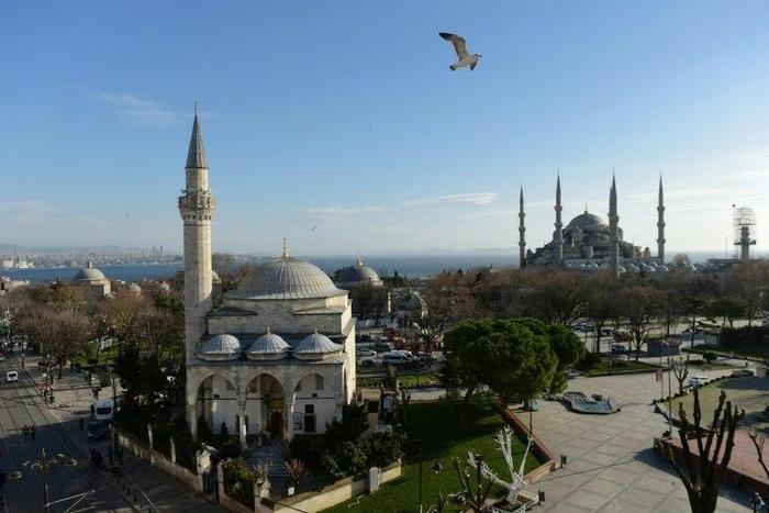 The US consulate in Istanbul said late Saturday that extremist groups continued their "aggressive efforts" to attack Americans and other foreigners in the city