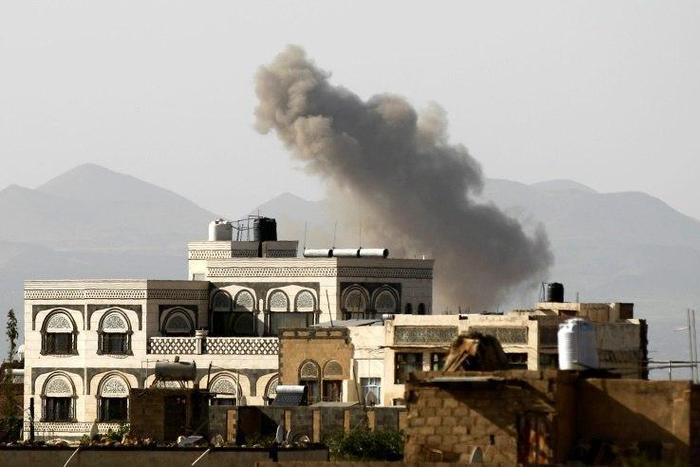 Smoke billows from buildings following a reported air strike carried out by the Saudi-led coalition in the Yemeni capital Sanaa on October 5, 2016