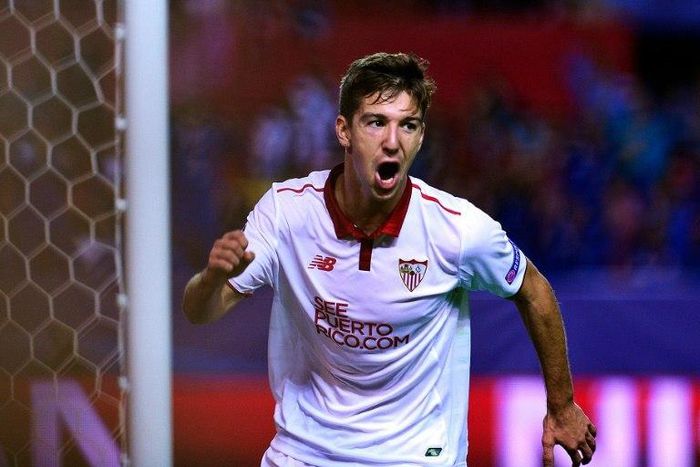 Sevilla's forward Luciano Vietto (C) celebrates after scoring during the UEFA Champions League Group H football match Sevilla FC vs GNK Dinamo Zagreb at the Ramon Sanchez Pizjuan stadium in Sevilla on November 2, 2016
