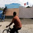 Hollande confirms Calais migrant camp shutdown, urges UK help