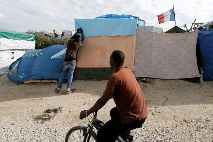 Hollande confirms Calais migrant camp shutdown, urges UK help
