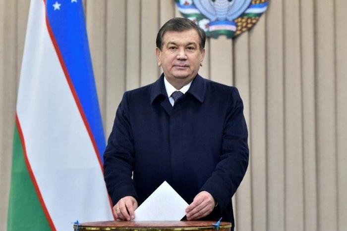 Uzbek acting President Shavkat Mirziyoyev casts his ballot for the presidential election at a polling station in Tashkent, on December 4, 2016