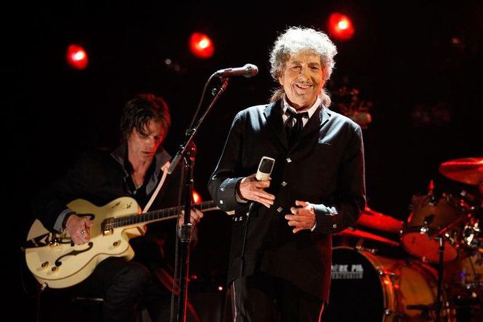 Bob Dylan wins 2016 Nobel Prize for Literature