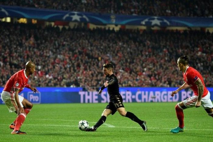 Napoli's midfielder Dries Mertens (C) controls the ball past Benfica's defender Luisao (L) to score during the UEFA Champions League Group B football match SL Benfica vs SSC Napoli at the Luz stadium in Lisbon, on December 6, 2016