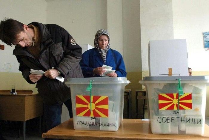 This image shows Macedonian Albanians voting in Tearce in March 2005, which is where a Macedonian court ordered the parliamentary election re-vote to take place due to irregularities on December 25, 2016