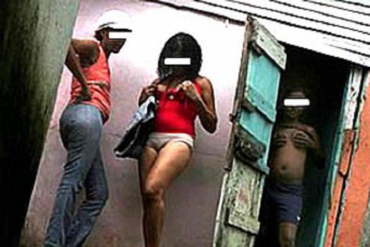 Sex workers locked up a male costumer in their hotel room and beat him to a pupl.