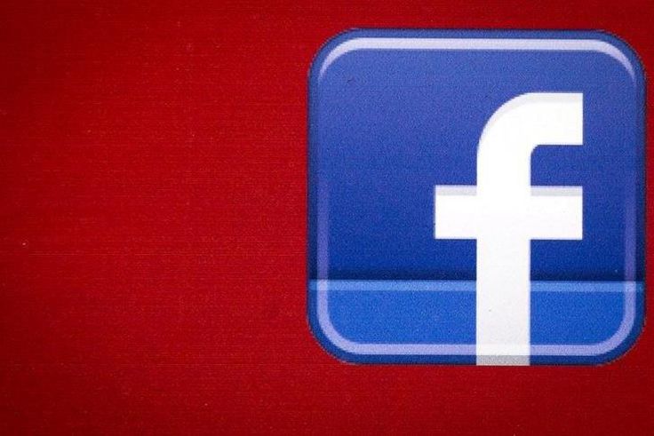 A Facebook logo is displayed on the side of a tour bus in New York's financial district July 28, 2015. REUTERS/Brendan McDermid/File Photo