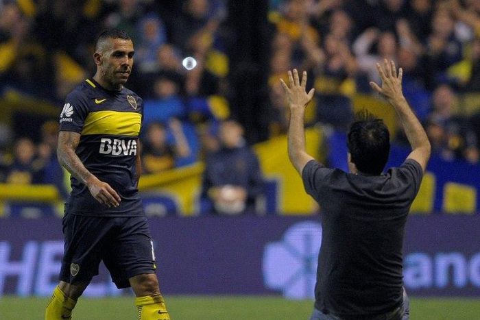 Former Manchester United, Manchester City and Boca Juniors' striker Carlos Tevez (L) has signed to Shanghai Shenua